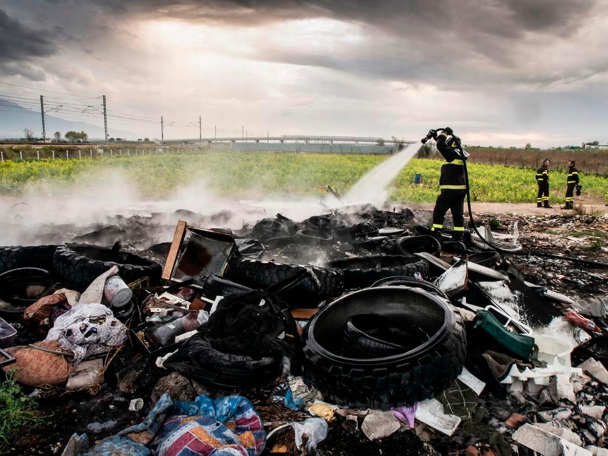 Afragola (Na), 2012. Vigili del fuoco impegnati a spegnere un rogo di rifiuti speciali e tossici sotto un cavalcavia di una strada provinciale. Foto di Gianluca Rizzi/Flickr