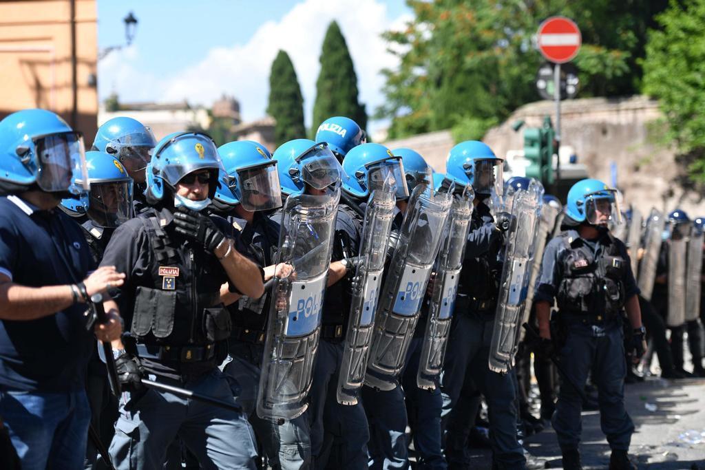 Agenti del reparto mobile della polizia di Stato impegnati in una manifestazione dell'estrema destra a Roma, il 6 giugno 2020 (Alberto Pizzoli/Ansa)