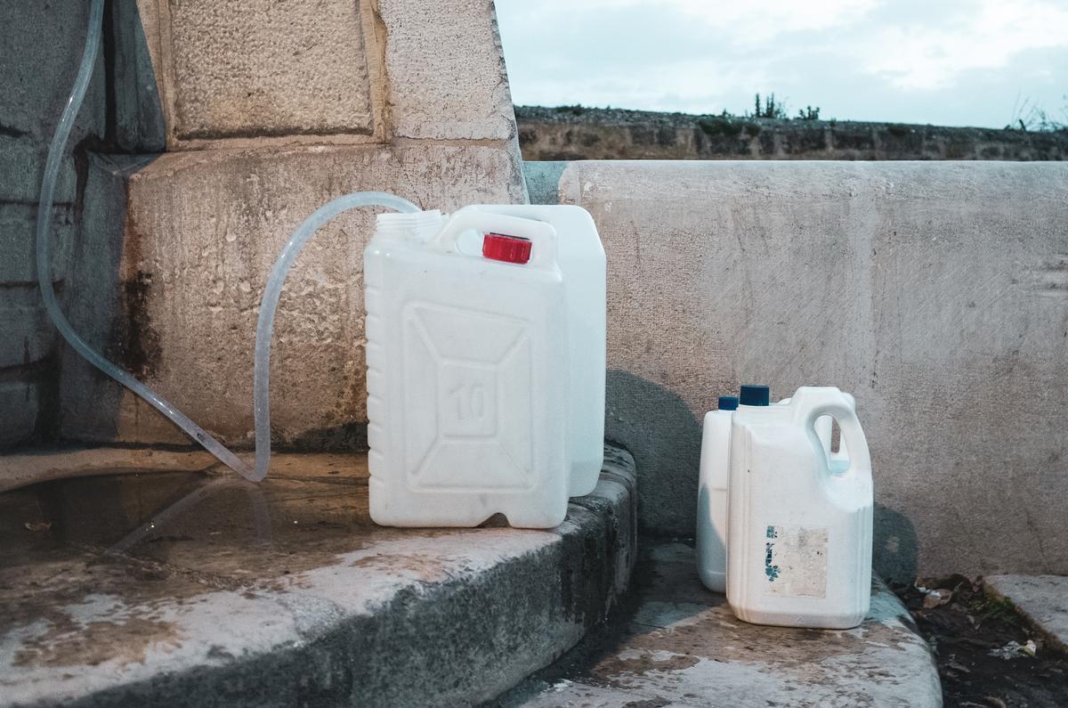 Taniche di acqua alla fontana di Bonamorone, dove gli agrigentini si riforniscono quando manca l'acqua in casa. Foto di Paolo Valenti