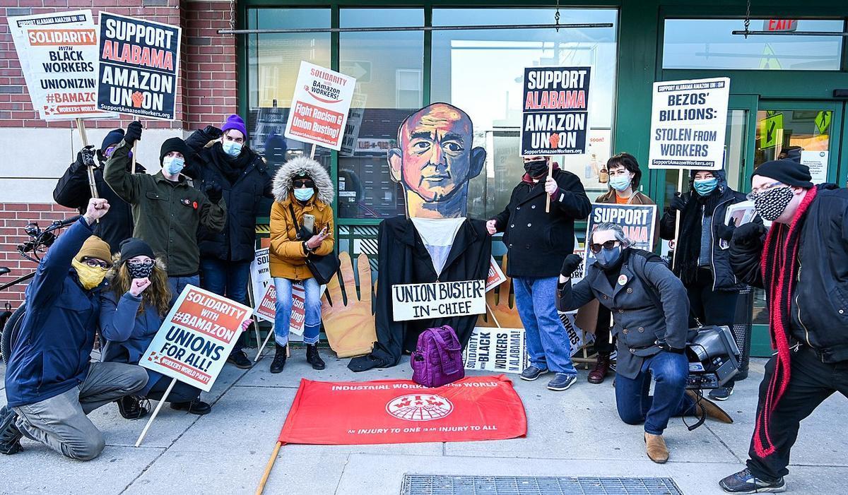 Philadelphia(Usa), 5 marzo 2021. Manifestanti a sostegno dei diritti sindacali dei lavoratori del magazzino Amazon di Bessemer, in Alabama (Joe Piette / Wikimedia Commons)