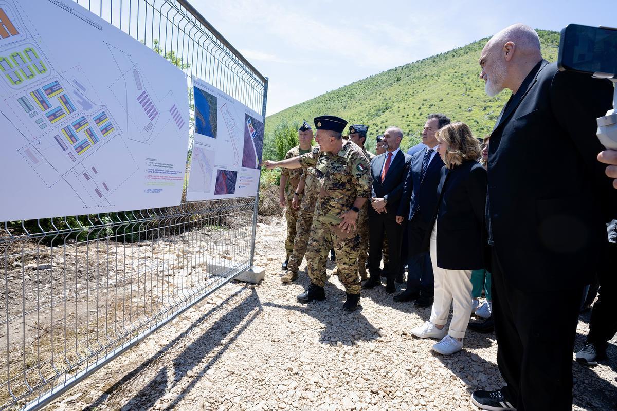 Gjader (Albania), 5 giugno 2024. La premier italiana Meloni e l'omologo albanese Rama visitano il centro di trattenimento per richiedenti asilo in costruzione (foto Palazzo Chigi)