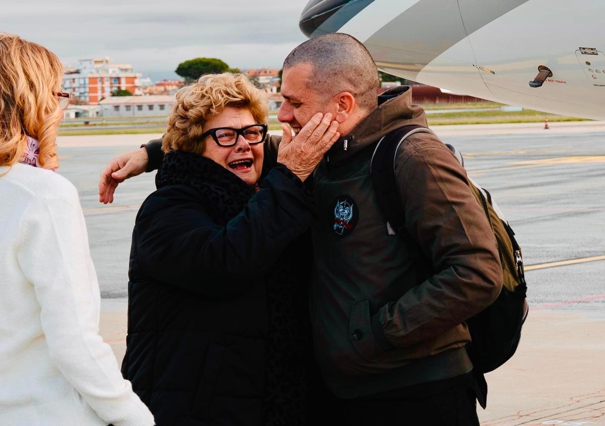 Ciampino (RM), 13 gennaio 2026. Alberto Trentini dopo l'atteggiato all'aeroporto abbraccia la madre, Armanda Colusso (Foto dal sito governo.it con licenza CC-BY-NC-SA 3.0 IT)