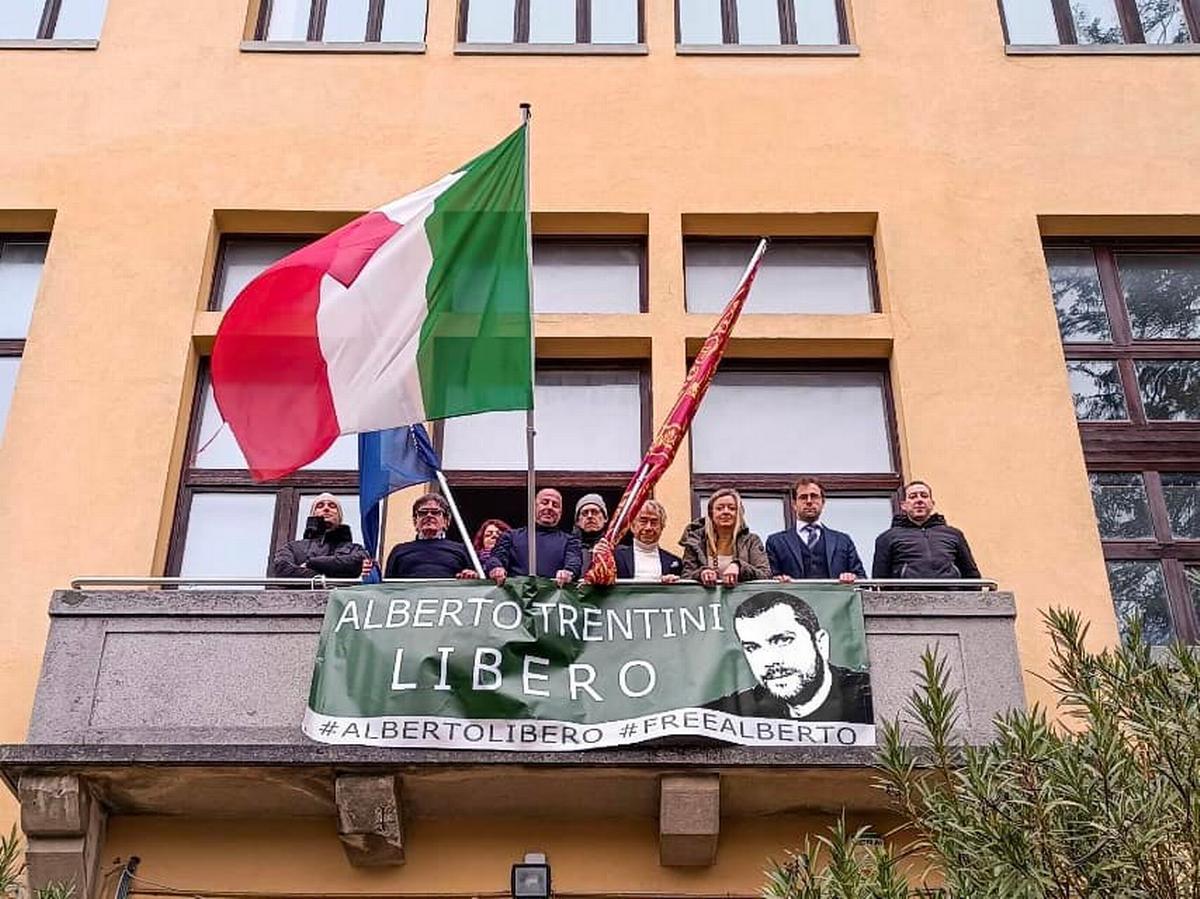 Lido di Venezia. Striscione per Alberto Trentini