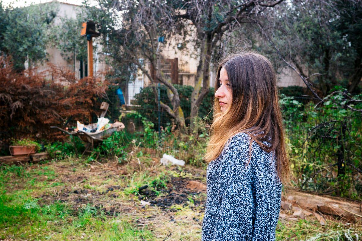 Andreina Albano nella casa di suo padre Salvatore, morto nell'autunno del 2023 a causa di un incendio che ha raggiunto la sua proprietà. Foto di M. Panzarella