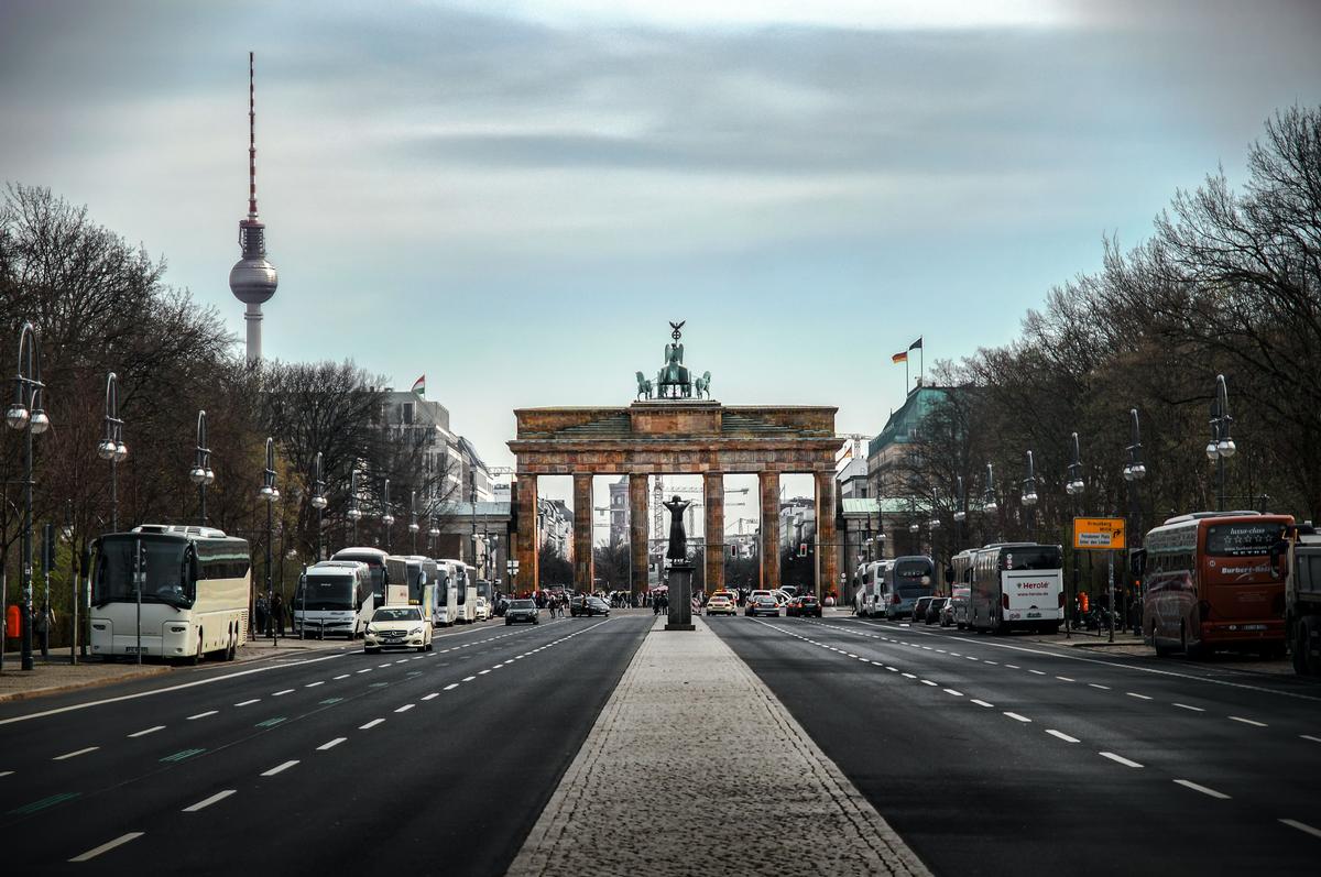 La porta di Brandeburgo a Berlino, simbolo della riunificazione tedesca. Foto di Ansgar Scheffold