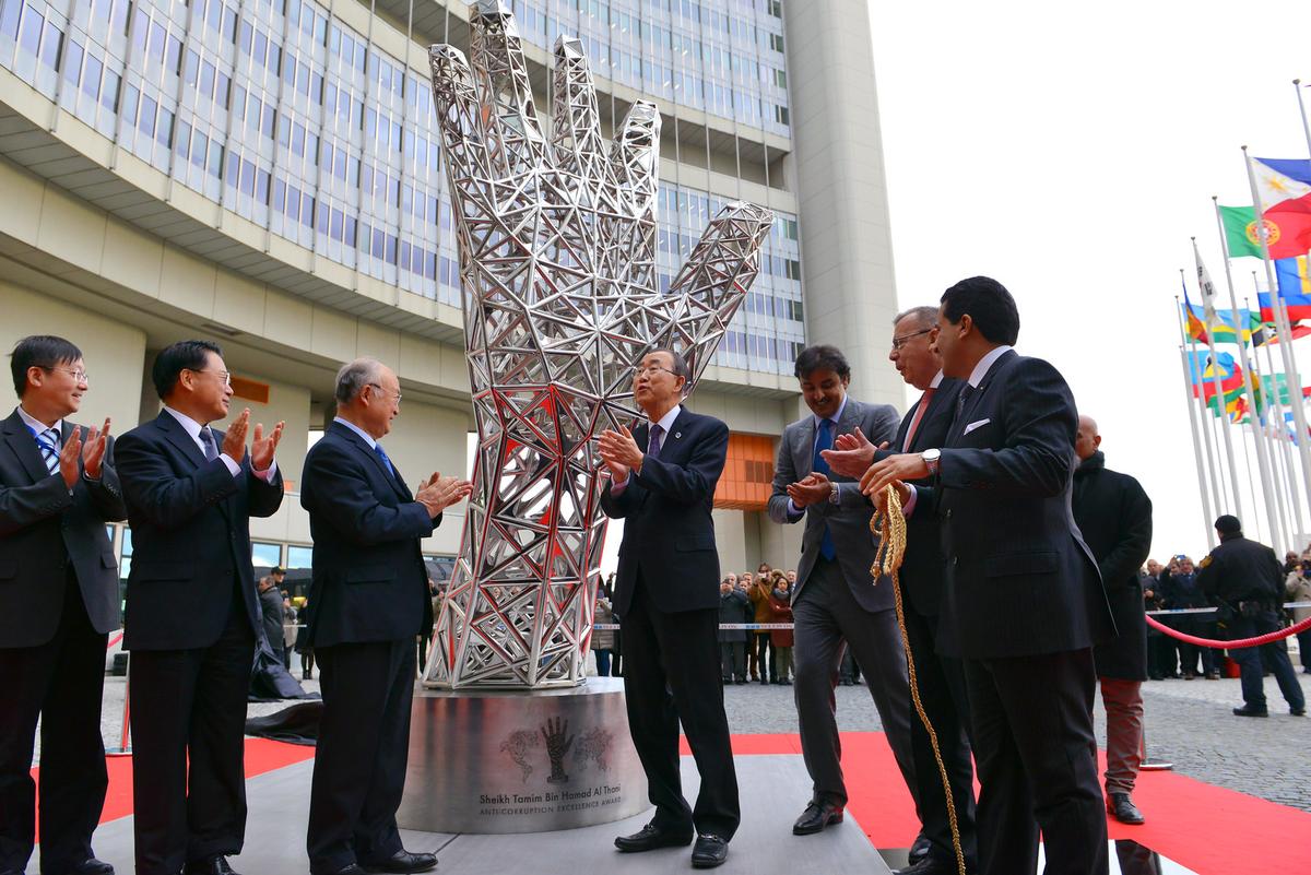 Vienna, 9 dicembre 2016. I rappresentanti delle organizzazioni internazionali con sede a Vienna inaugurano la scultura per la cerimonia del premio Anti-corruption Excellence Award con il segretario generale delle Nazioni Unite Ban Ki-moon e sua altezza lo sceicco Tamim bin Hamad Al-Thani del Qatar 