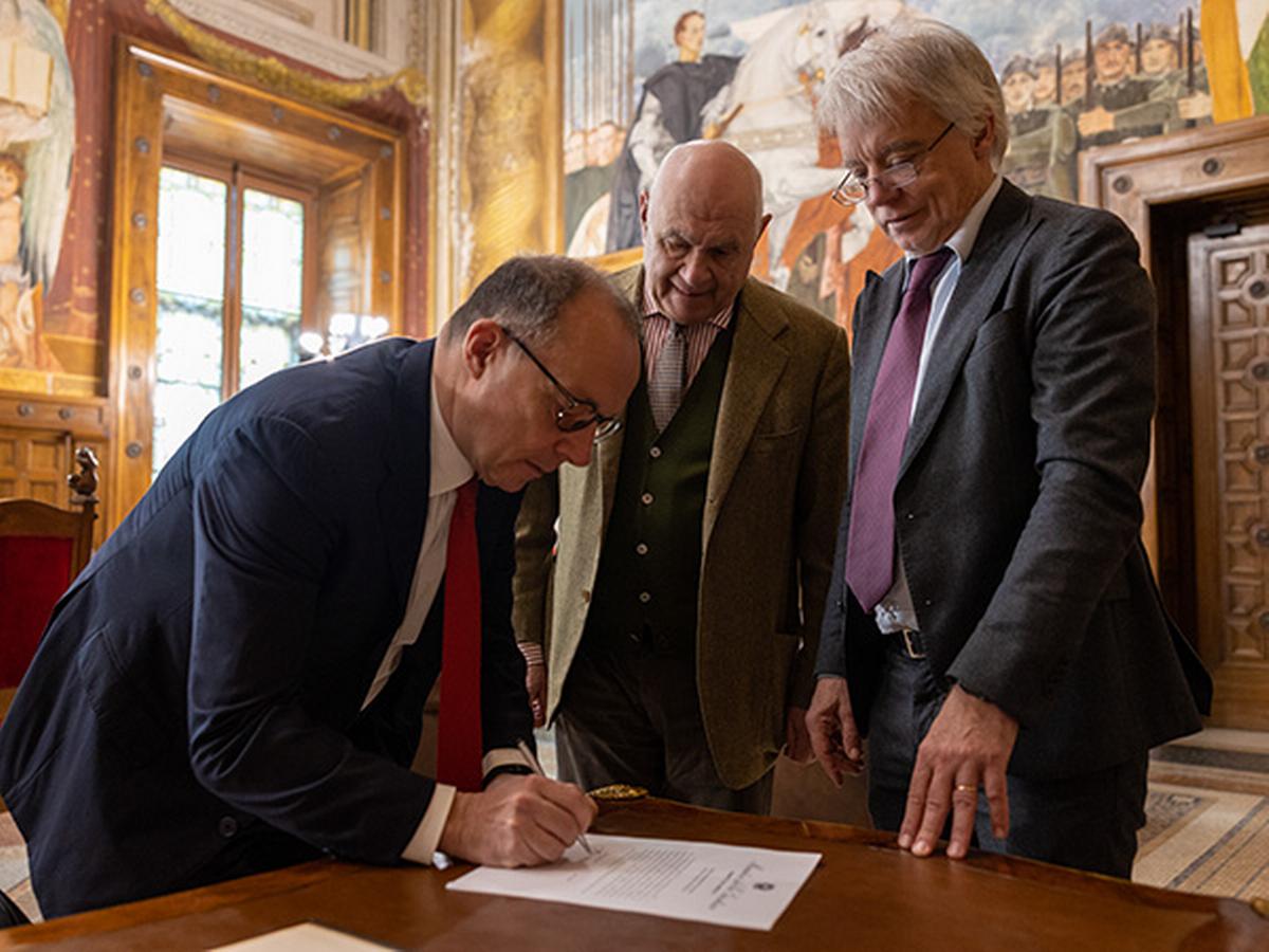 Roma, 7 marzo 2023. Il magistrato Antonio Sangermano firma i documenti per l'incarico di direttore del Dipartimento per la giustizia minorile e di comunità in presenza del ministro della Giustizia Carlo Nordio (Foto Ministero della Giustizia)