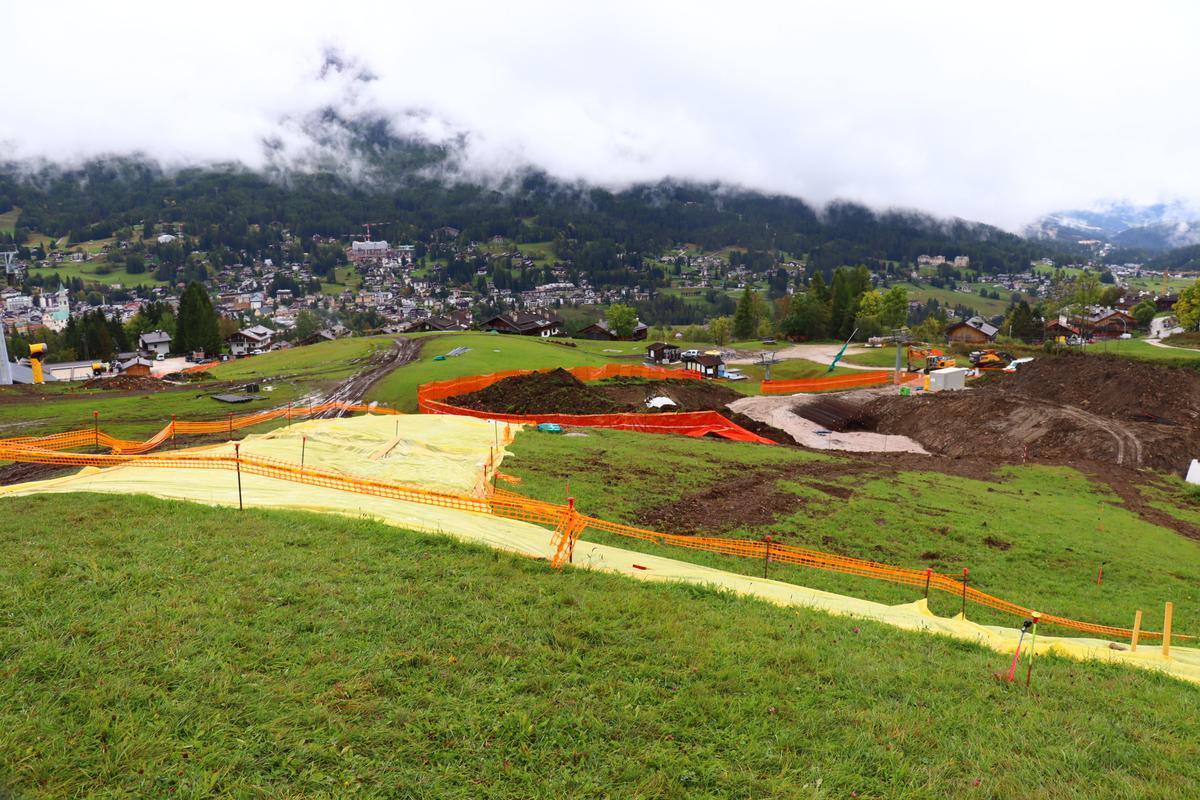 Telo che copre lo squarcio provocato da una frana dove dovrebbe sorgere la cabinovia Apollonio-Socrepes. Cortina, 25 settembre 2025. Foto: N. Sclippa