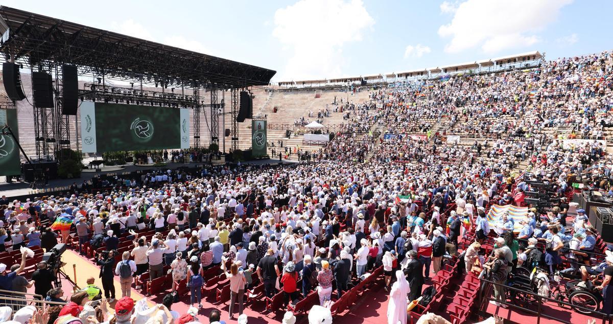 Verona, 18 maggio 2024. Papa Francesco incontra migliaia di rappresentanti della società civile durante l'evento "Arena di pace". Foto Ansa/Filippo Venezia