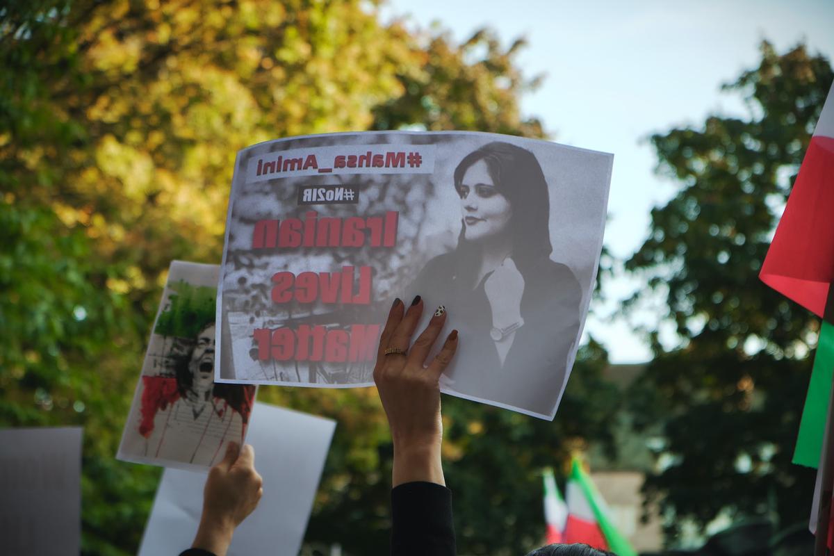 Stoccolma, Svezia. Manifestazione a sostegno delle rivolte in Iran (Artin Bakhan/Unsplash)