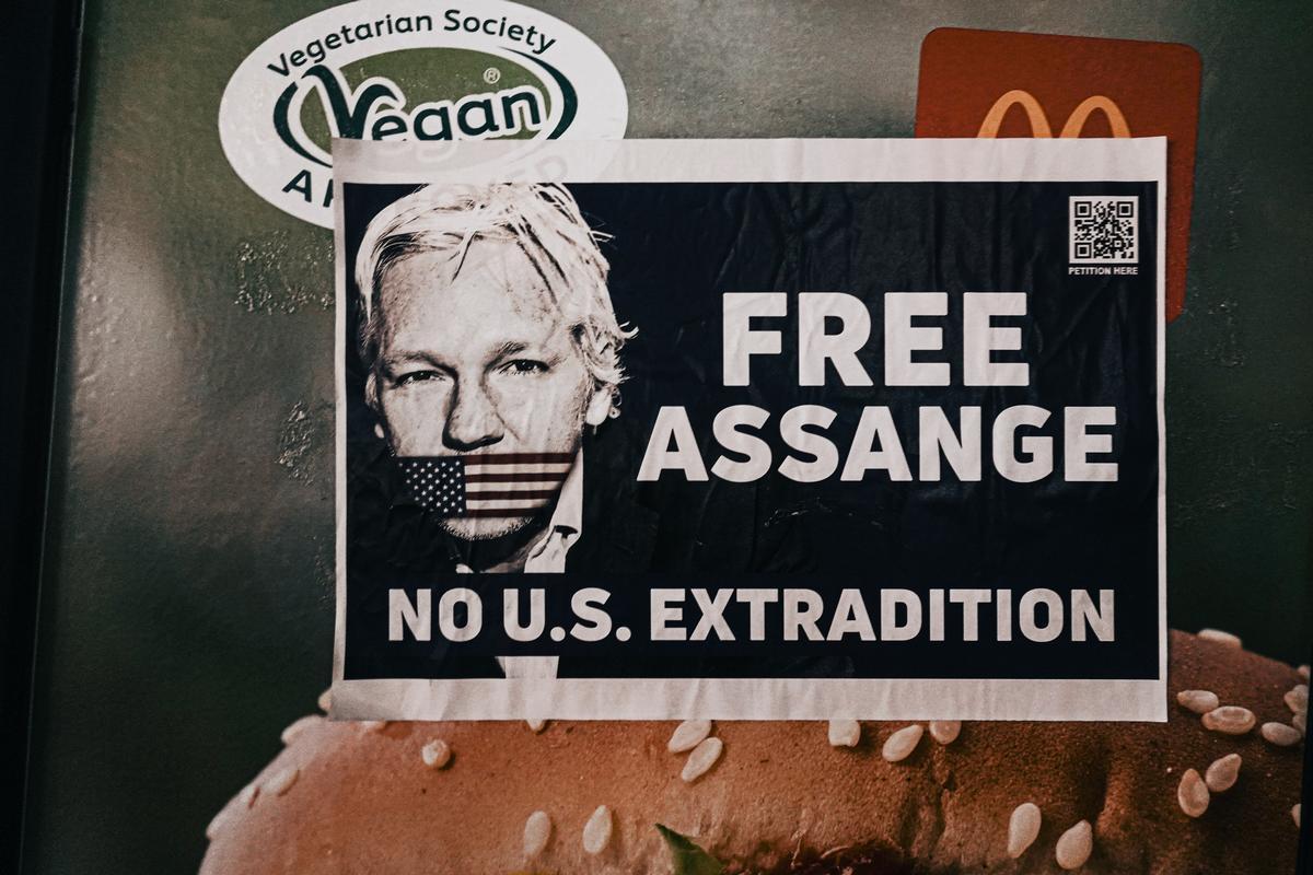 Manifesto contro l'estradizione negli Usa di Assange Samuel Regan-Asante/Unsplash