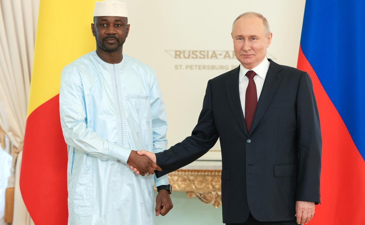 Mosca, luglio 2023. Il presidente del Mali Assimi Goita con Vladimir Putin (Wikipedia - CC BY 4.0)