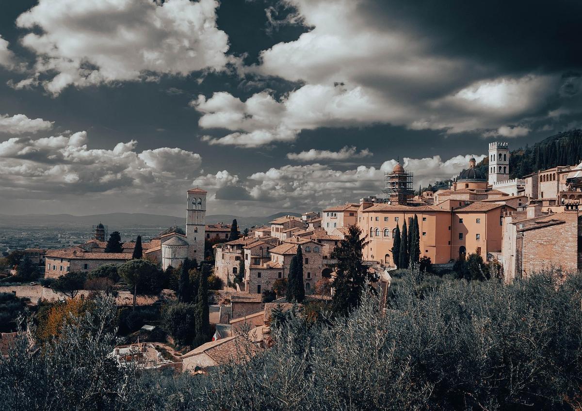 Una veduta su Assisi (Foto di <a href="https://pixabay.com/users/reginathiele-23190159/?utm_source=link-attribution&utm_medium=referral&utm_campaign=image&utm_content=7562775">Regina Thiele</a> da <a href="https://pixabay.com//?utm_source=link-attribution&utm_medium=referral&utm_campaign=image&utm_content=7562775">Pixabay</a>