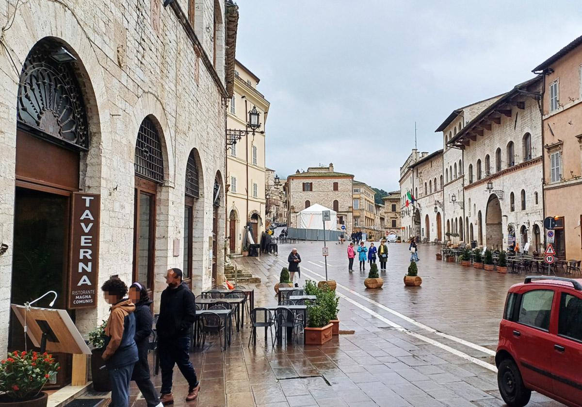 La centrale piazza del Comune, ad Assisi, dove si trovano quattro dei ristoranti gestiti da due famiglie di imprenditori