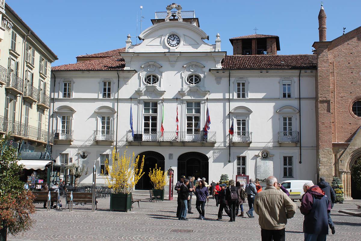 Asti, la piazza del municipio (Foto da Wikimedia Commons)