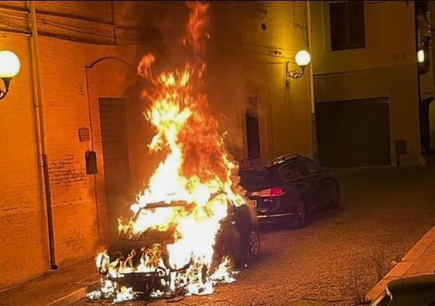 L'auto dell'assessore al Verde di San Severo, Felice Carrabba, incendiata la notte tra l'8 e il 9 luglio