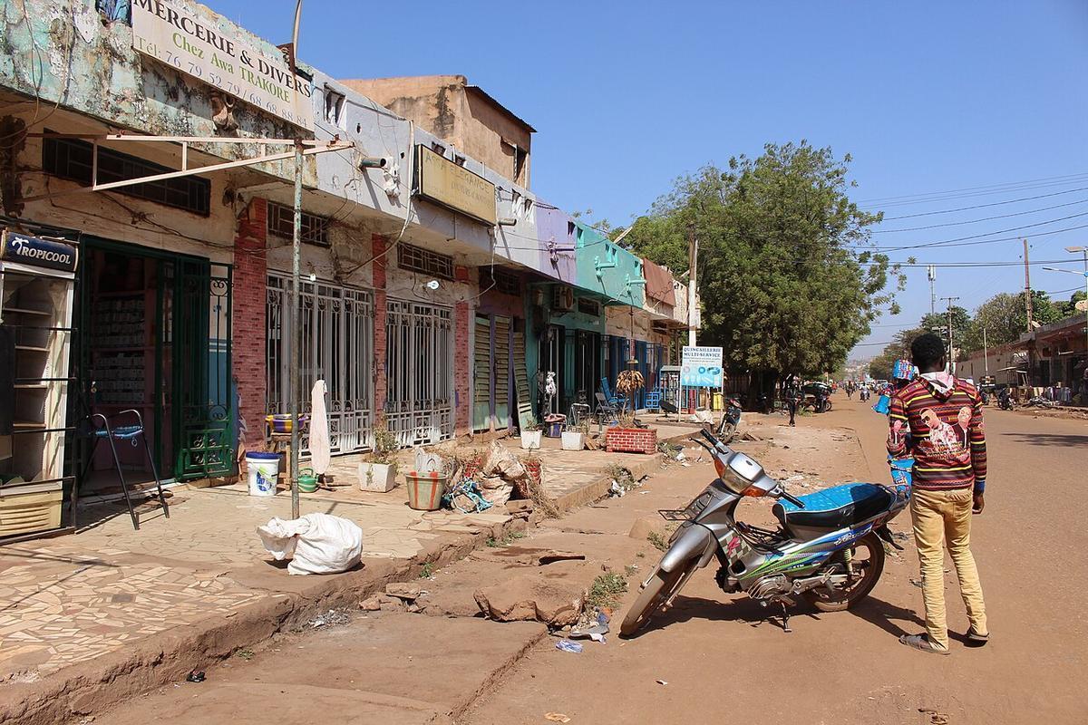 Una strada del quartiere Korofina a Bamako, la capitale del Mali. Foto di Carolinerre/Wikipedia