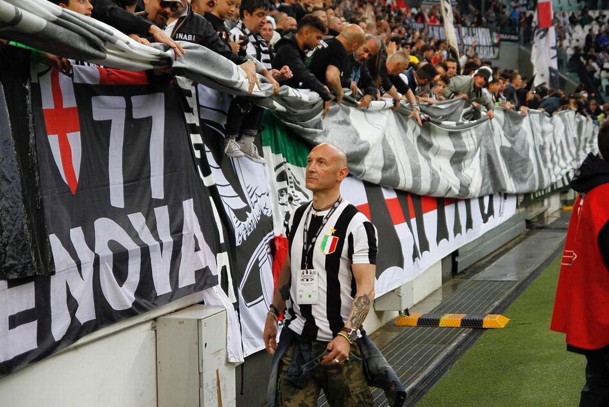 Beppe Franzo sotto la curva della tifoseria juventina (Foto da Instagram)