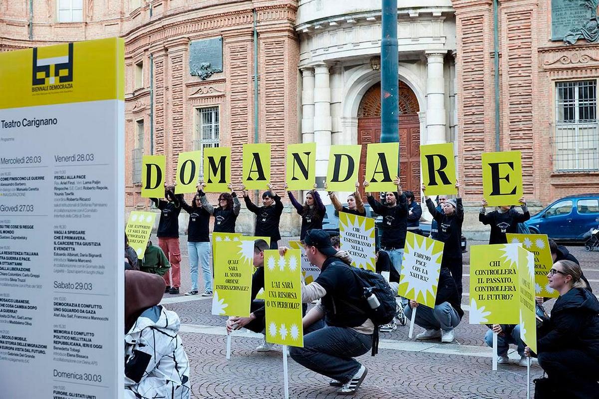 Torino, 26 marzo 2025. Un flash mob in piazza Carignano all'apertura della Biennale Democrazia (Foto Elisa Giuliano)