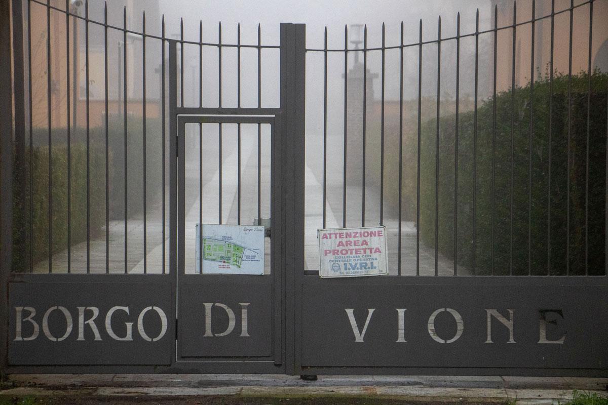 L'ingresso di Borgo di Vione, prima gated community italiana