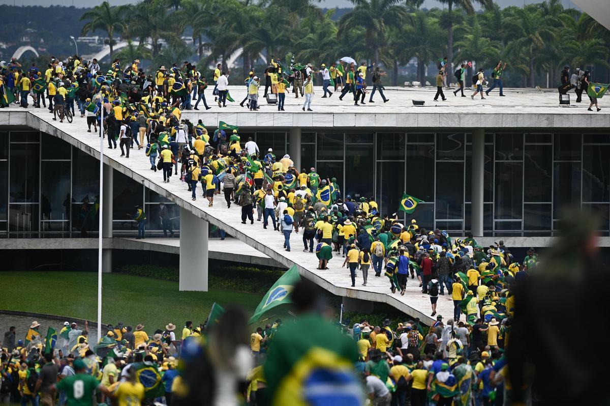 8 gennaio 2023, Brasilia. Centinaia di sostenitori dell'ex presidente Jair Bolsonaro assaltano il congresso nazionale, la corte suprema e il palazzo presidenziale (Andre Borges/Epa)