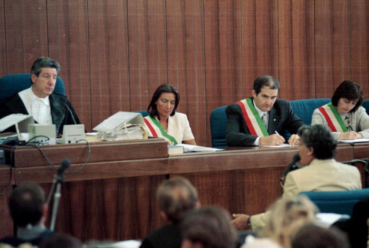 Perugia, 9 settembre 1996. Tommaso Buscetta (di spalle a destra) durante la sua deposizione al processo Pecorelli, nell'aula bunker del carcere di Capanne. Foto di S. Medici/Ansa