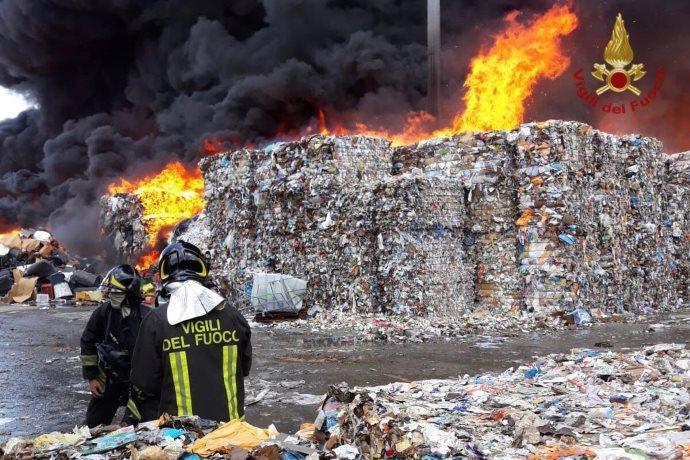 Incendio in una fabbrica di raccolta rifiuti a Caivano, tra Napoli e Caserta. Credits: Vigili del Fuoco