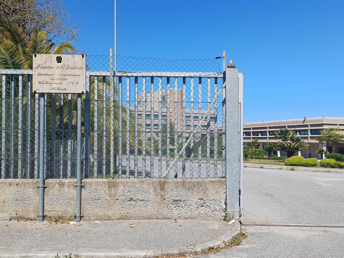 Vibo Valentia, 27 aprile 2026. Il cancello di ingresso alla casa circondariale dove lavialibera ha tenuto tre giorni di lezioni/laboratorio sul giornalismo con i detenuti