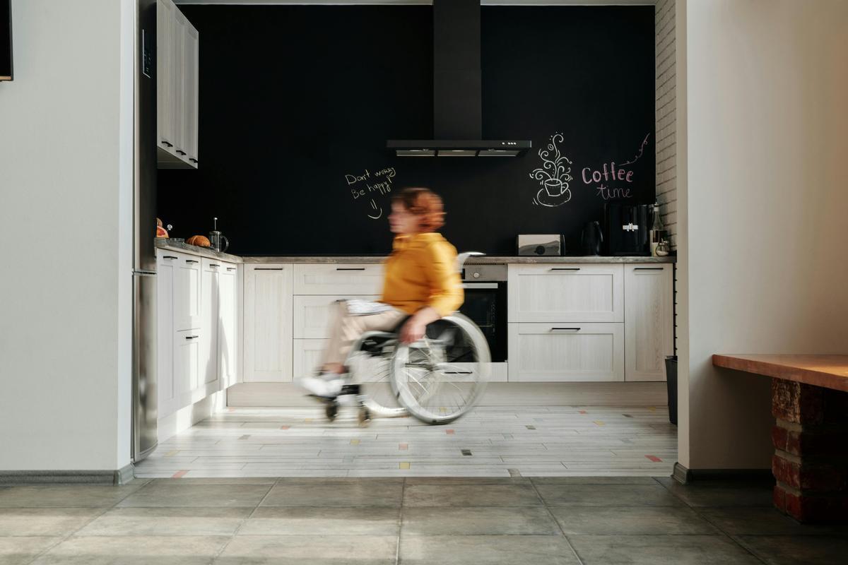 Una donna su una sedia a rotella in una casa accessibile (Foto di Marcus Aurelius da Pexels)