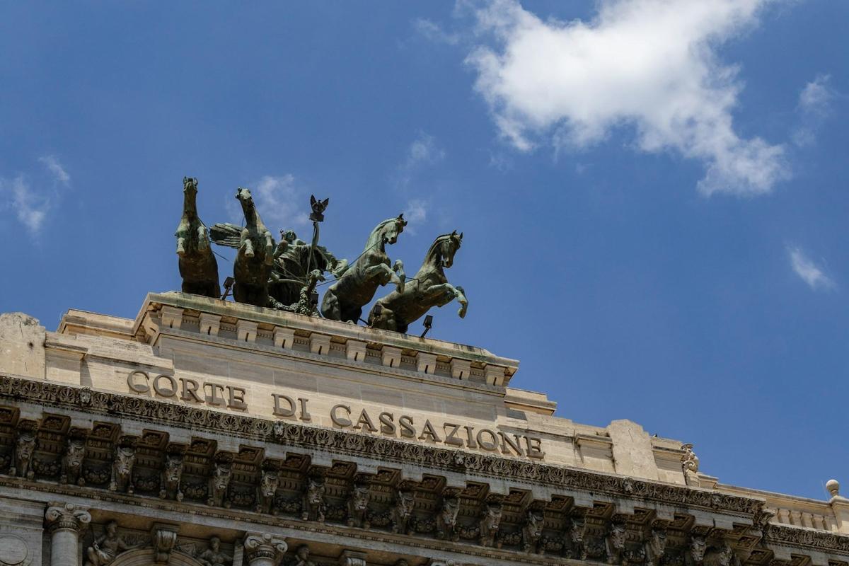La Corte di Cassazione (Foto di <a href="https://unsplash.com/it/@leandro_gs?utm_source=unsplash&utm_medium=referral&utm_content=creditCopyText">Leandro Silva</a> su <a href="https://unsplash.com/it/foto/un-edificio-con-statue-in-cima-sPRtqymblIw?utm_source=unsplash&utm_medium=referral&utm_content=creditCopyText">Unsplash</a>)