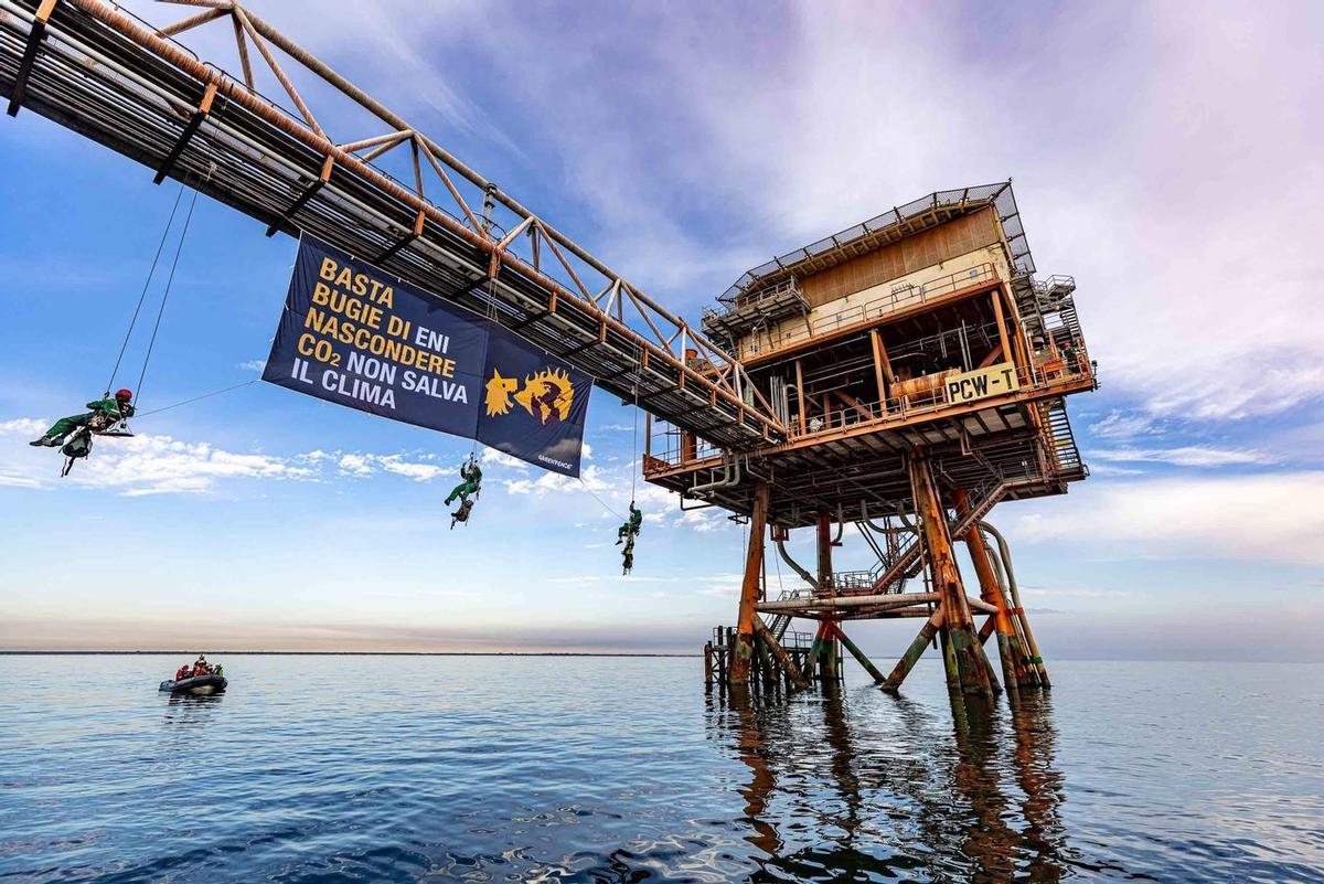 Settembre 2021, mare Adriatico. Gli attivisti di Greenpeace Italy in azione alla piattaforma "Porto Corsini" platform, al largo di Ravenna, per denunciare il "Patto di finzione ecologica" (Lorenzo Moscia/Greenpeace)