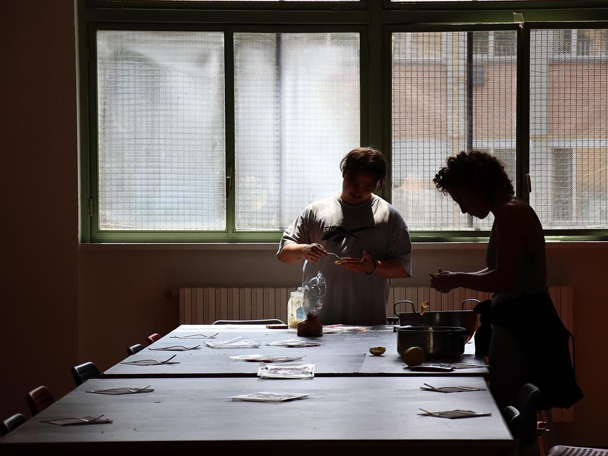 Torino, due giovani ospiti di "Molo 18", centro crisi del Gruppo Abele, preparano la tavola per il pranzo (Foto di Toni Castellano)