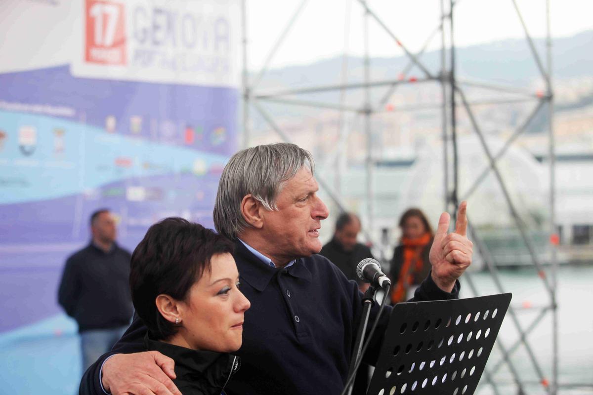 Genova, 21 marzo 2012: Luigi Ciotti e Margherita Asta leggono i nomi delle vittime delle mafie 