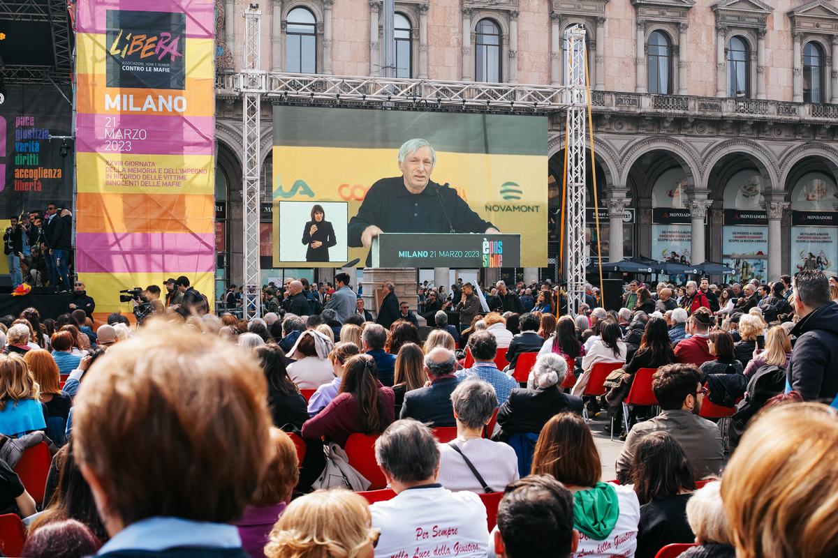 Milano, 21 marzo 2023. Luigi Ciotti in piazza Duomo durante la Giornata della memoria e dell'impegno in ricordo delle vittime innocenti delle mafie