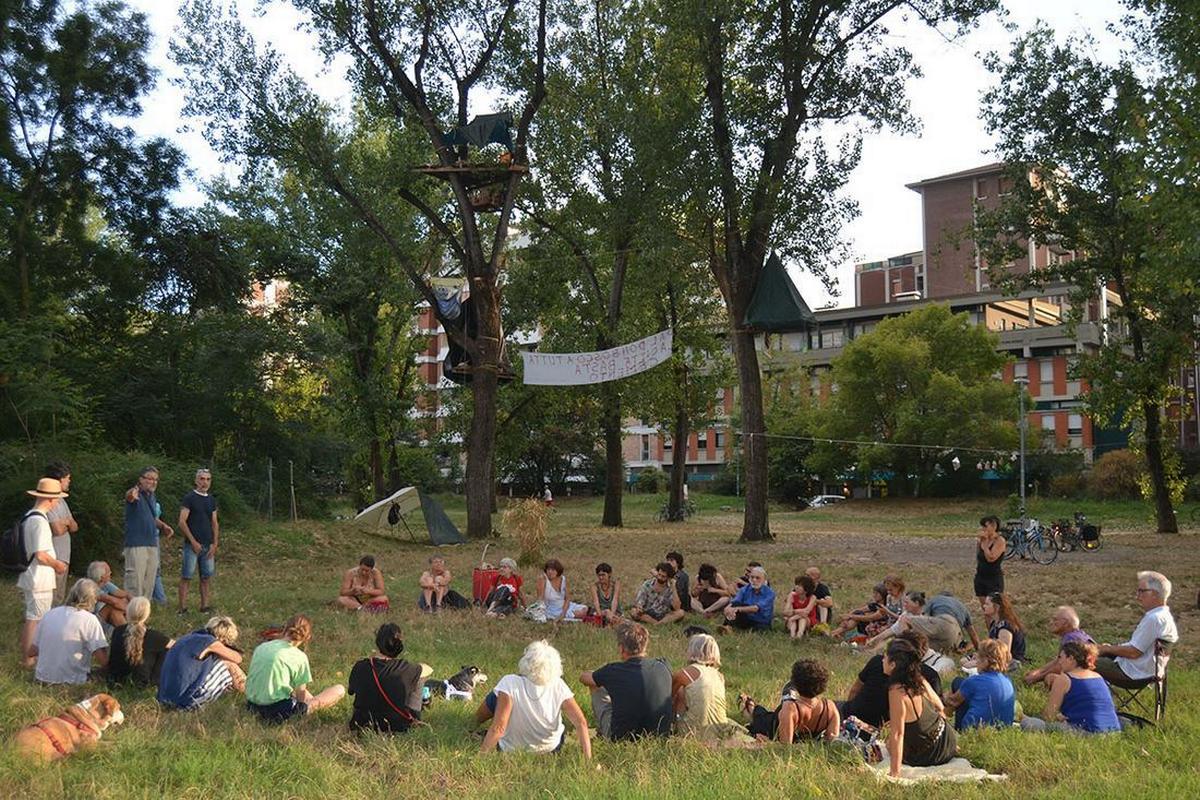 Un presidio di cittadini a difesa del parco Don Bosco a Bologna (Foto di Gianni Tugnoli)