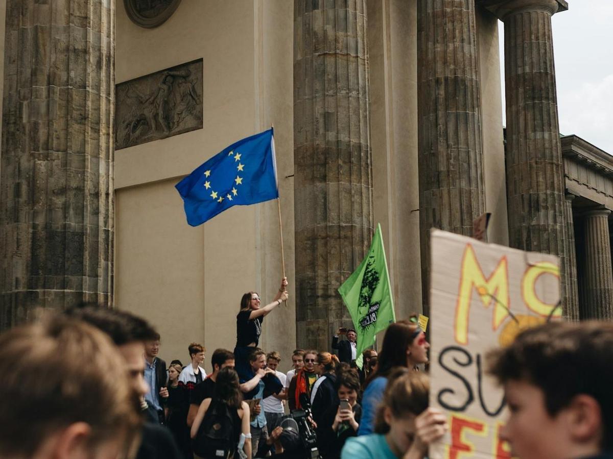 Berlino, giugno 2019. Una protesta dei Fridays for Future alla porta di Brandeburgo. Foto di <a href="https://unsplash.com/it/@muskelberg?utm_content=creditCopyText&utm_medium=referral&utm_source=unsplash">Nico Roicke</a> su <a href="https://unsplash.com/it/foto/gruppo-di-persona-in-piedi-allaperto-28MrP9rMGTI?utm_content=creditCopyText&utm_medium=referral&utm_source=unsplash">Unsplash</a> 