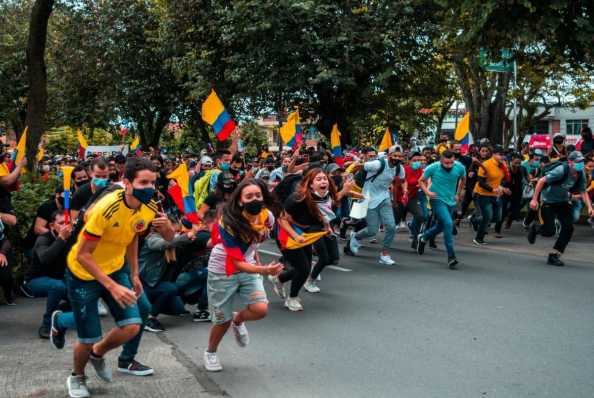 Alcuni giovani colombiani nel corso delle proteste contro il governo (Foto di Mery Martinez)