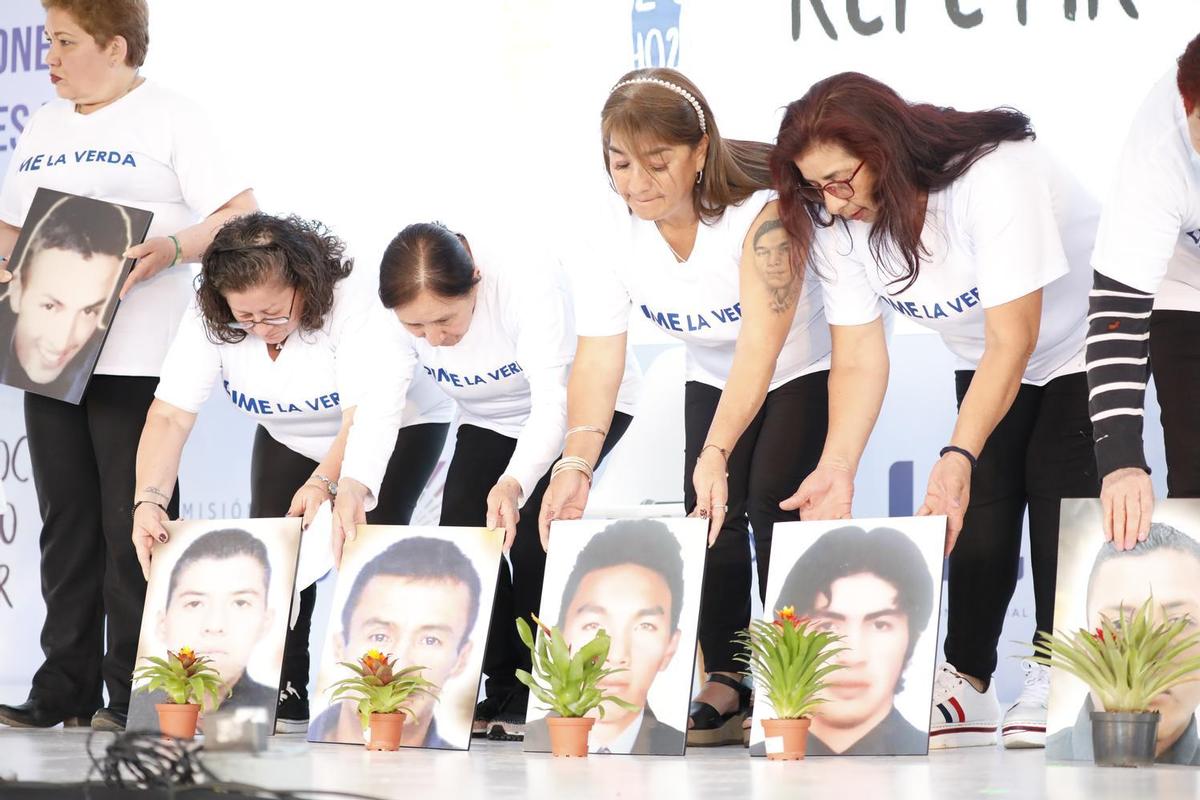 Bogotà, 10 maggio 2021, le madri di alcuni giovani scomparsi durante un evento organizzato dalla Commissione per la verità (da Flickr)