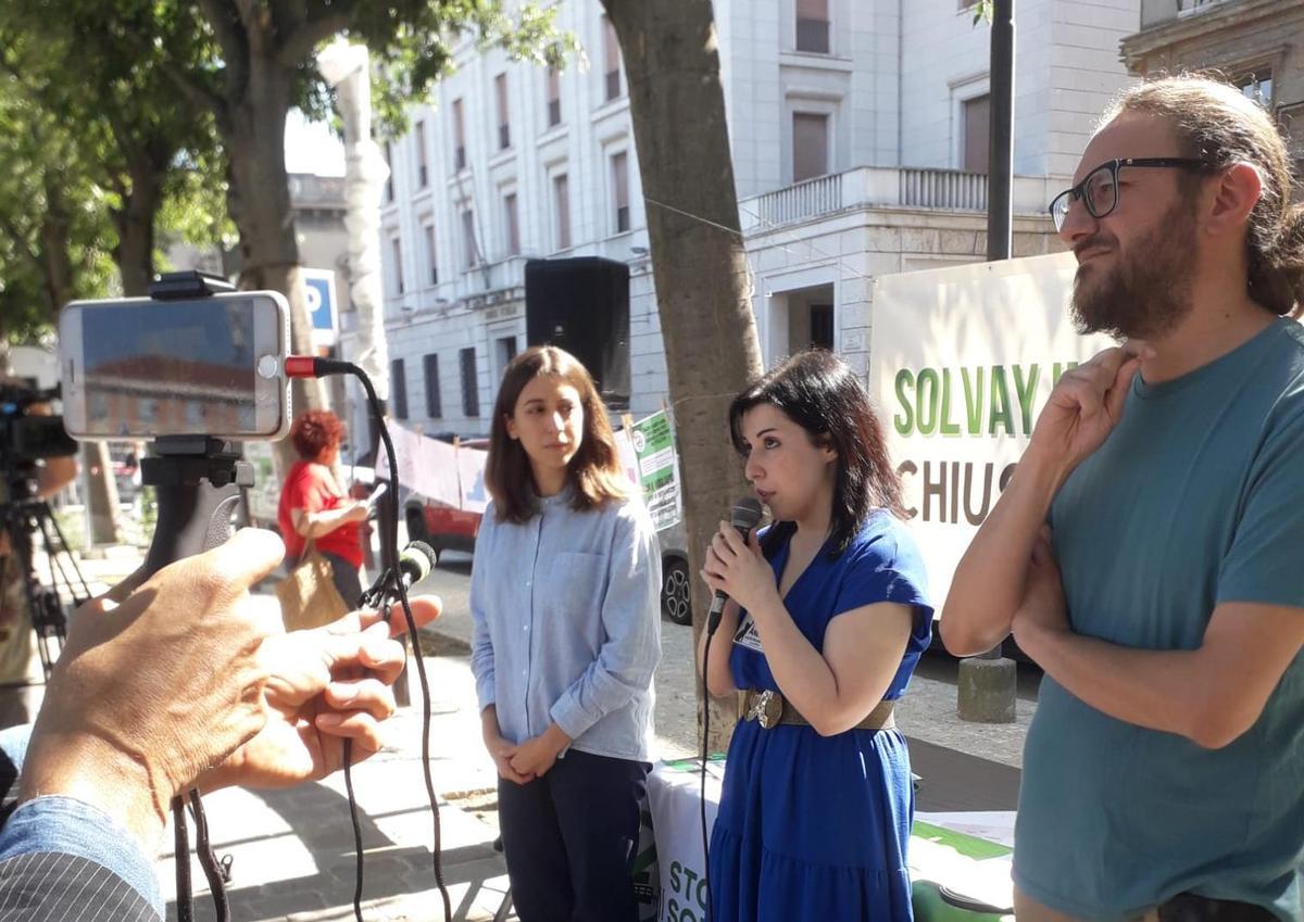 I rappresentanti del comitato Stop Solvay, Anemos, e Greenpeace durante la conferenza stampa di Alessandria. Foto di Greenpeace Italia