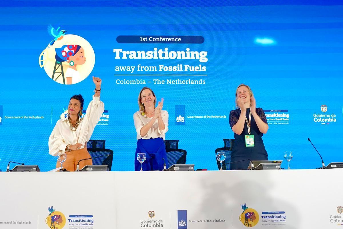 Santa Marta (Colombia), 29 aprile. A sinistra, Irene Vélez Torres, ministra dell'Ambiente della Colombia. In centro, Stientje van Veldhoven, ministra olandese all'Ambiente e alla Crescita verde (Foto del ministero colombiano dell'Ambiente, da Flickr)