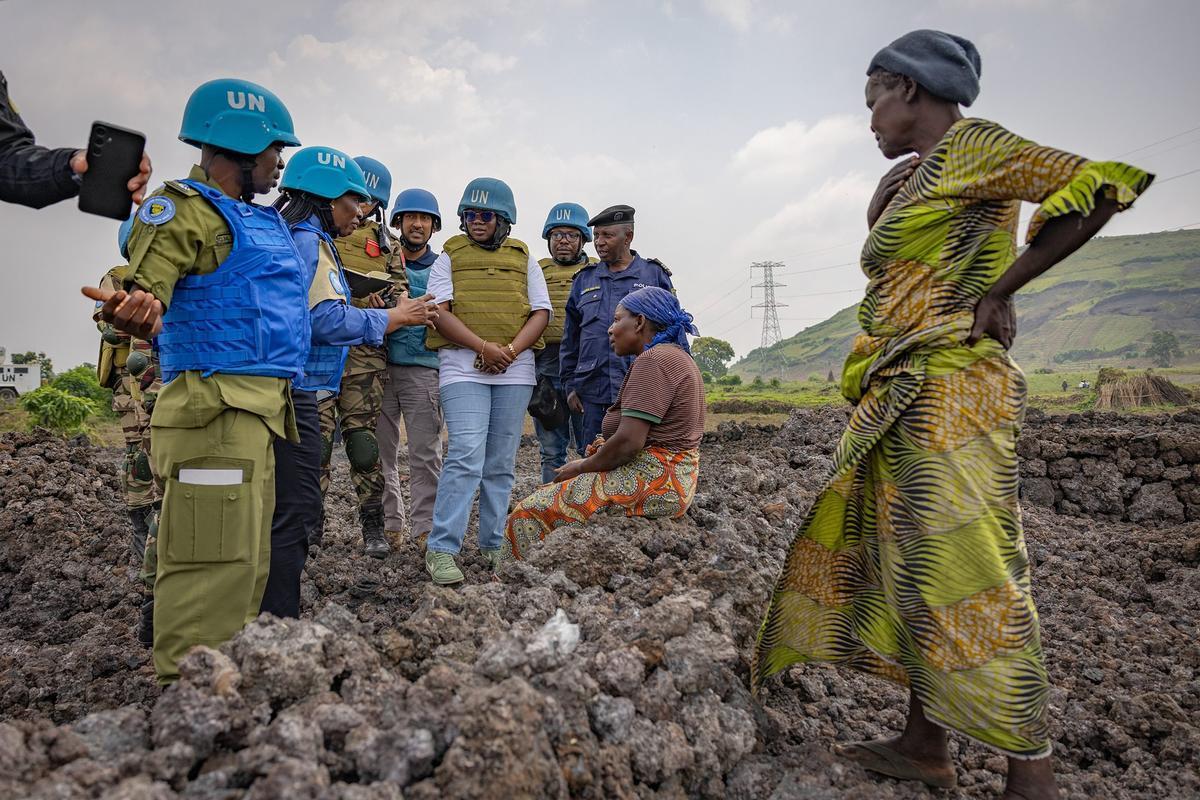 Goma, Repubblica Democratica del Congo, 10 gennaio 2025. Personale delle Nazioni Unite visita un campo per gli sfollati a causa del conflitto. Foto di Kevin Jordan/MONUSCO)