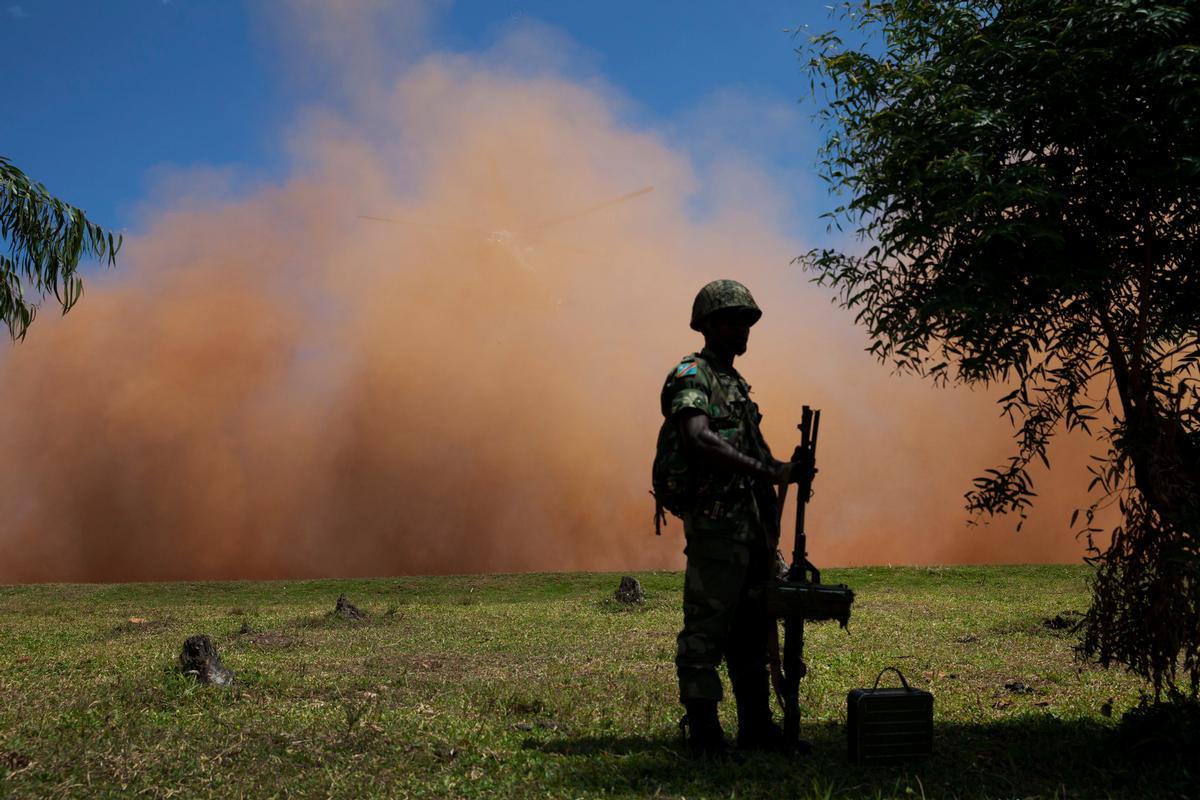 Un soldato dell'esercito congolese di guardia presso una base della missione Onu nell'est del Paese, 5 giugno 2014 (United Nations Photo, CC BY-NC-ND 2.0)