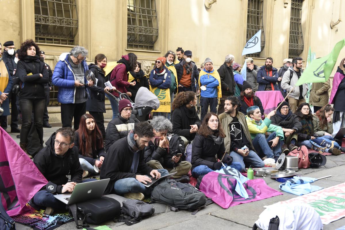 Torino, attivisti ascoltano la seduta del consiglio regionale aperto. Foto: Extinction rebellion 