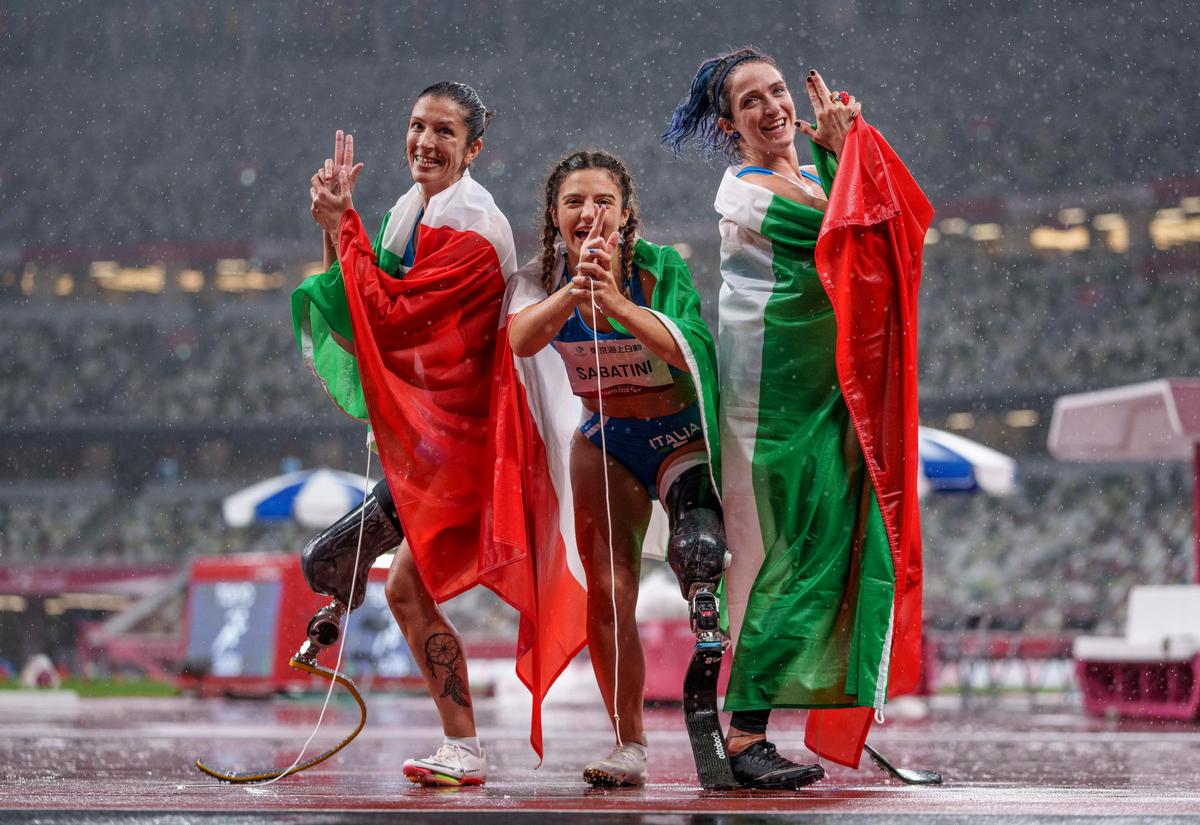 Tokyo, 4 settembre 2021. Da sinistra Monica Contrafatto, Ambra Sabatini e Martina Caironi festeggiano rispettivamente il bronzo, l'oro e l'argento alle Paralimpiadi nei 100 metri, categoria T63 (Thomas Lovelock/Epa)