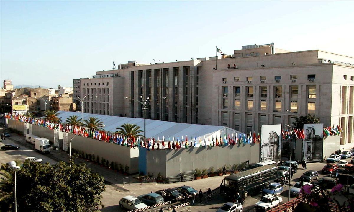 Palermo, dicembre 2000. Il tribunale durante il vertice delle Nazioni unite (Ansa)