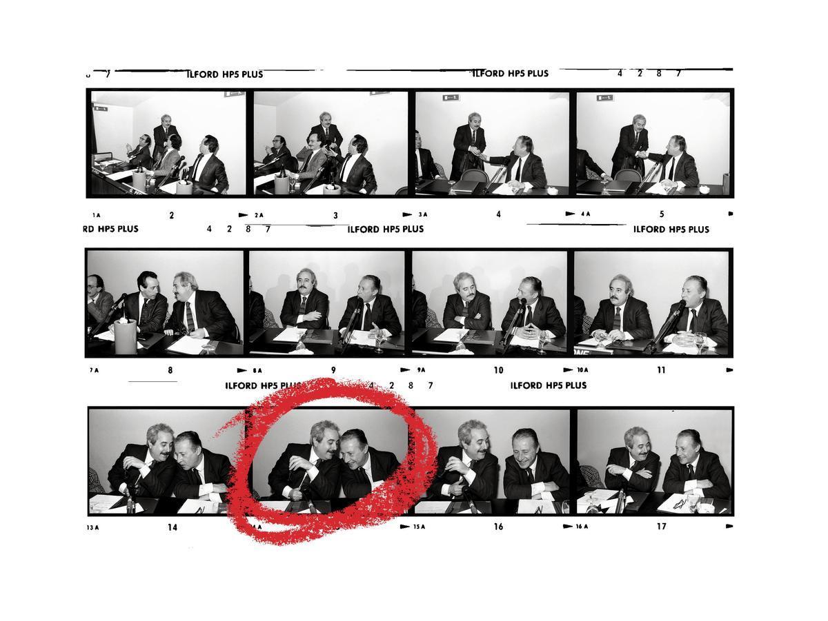 I provini delle fotografie scattate da Tony Gentile a Giovanni Falcone e Paolo Borsellino. Dettaglio dalla copertina del libro "Sicilia 1992. Luce e memoria" (Silvana Editoriale)
