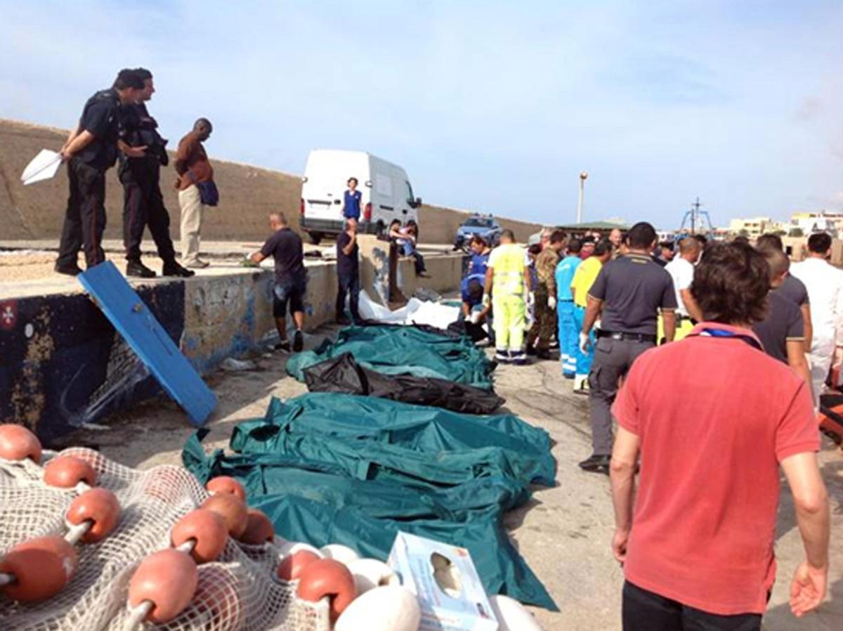 3 ottobre 2013, i cadaveri morti in uno dei più letali naufragi di un'imbarcazione di migranti nel Mediterraneo (Ansa)