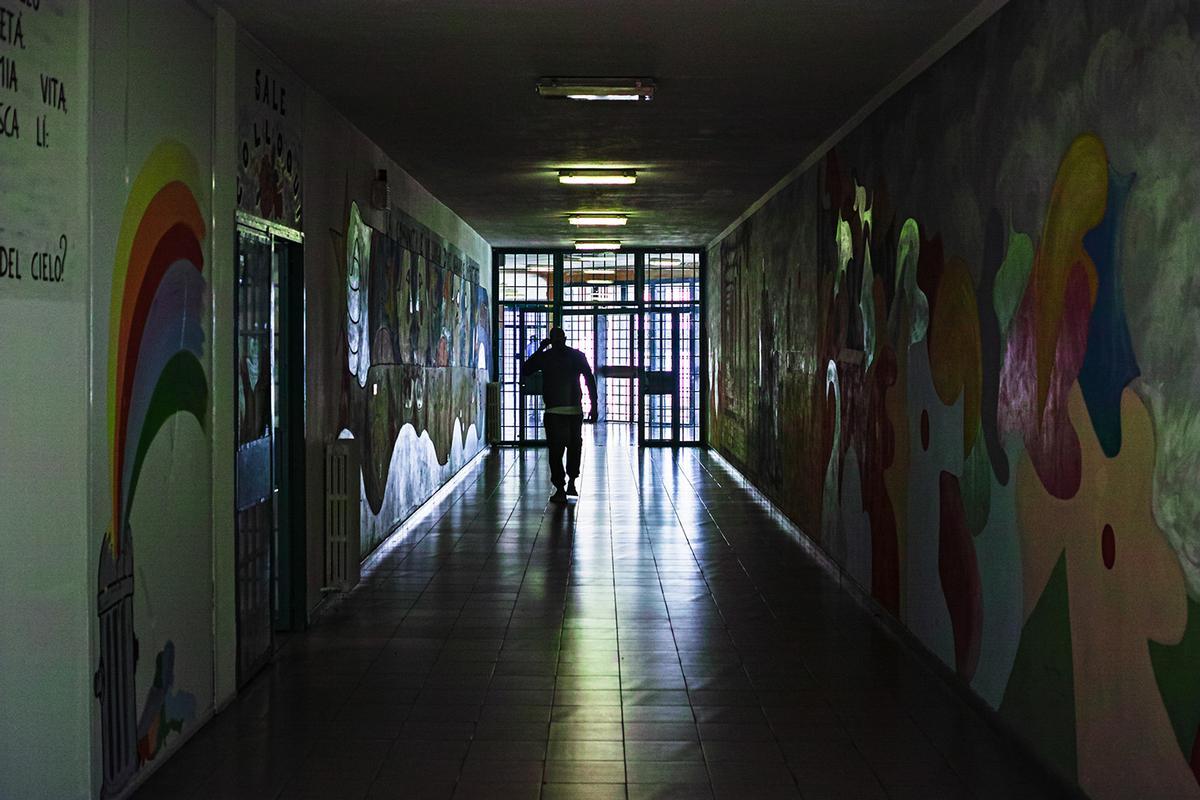 A corridor of the Lorusso and Cutugno prison in Turin. Photo by Marco Panzarella 