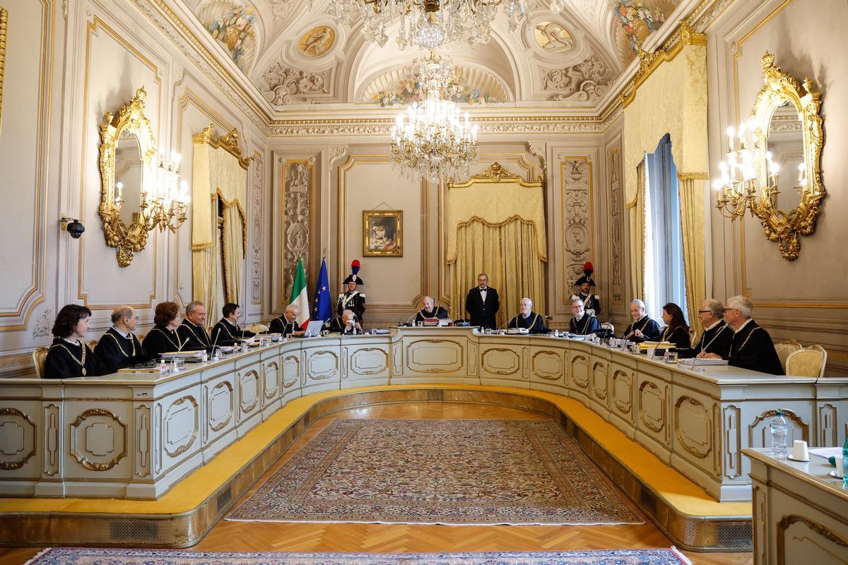 I giudici riuniti nell'aula del Palazzo della Consulta, a Roma (Foto Ufficio stampa della Corte costituzionale)
