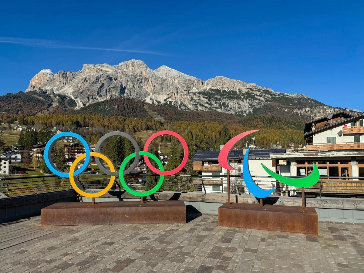 Cortina d'Ampezzo, i simboli dei giochi olimpici e paralimpici (Foto di David Dibert: https://www.pexels.com/it-it/foto/simboli-olimpici-e-paralimpici-a-cortina-d-ampezzo-30100582/ da Pexels)